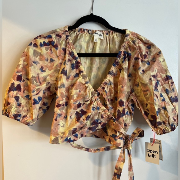 Open Edit cropped wrap top - Picture 2 of 4